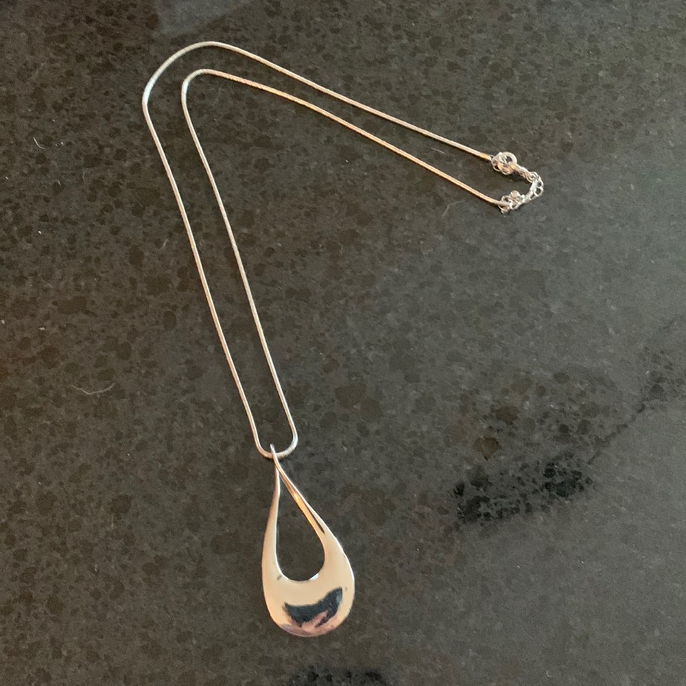 Silver pendant necklace.
